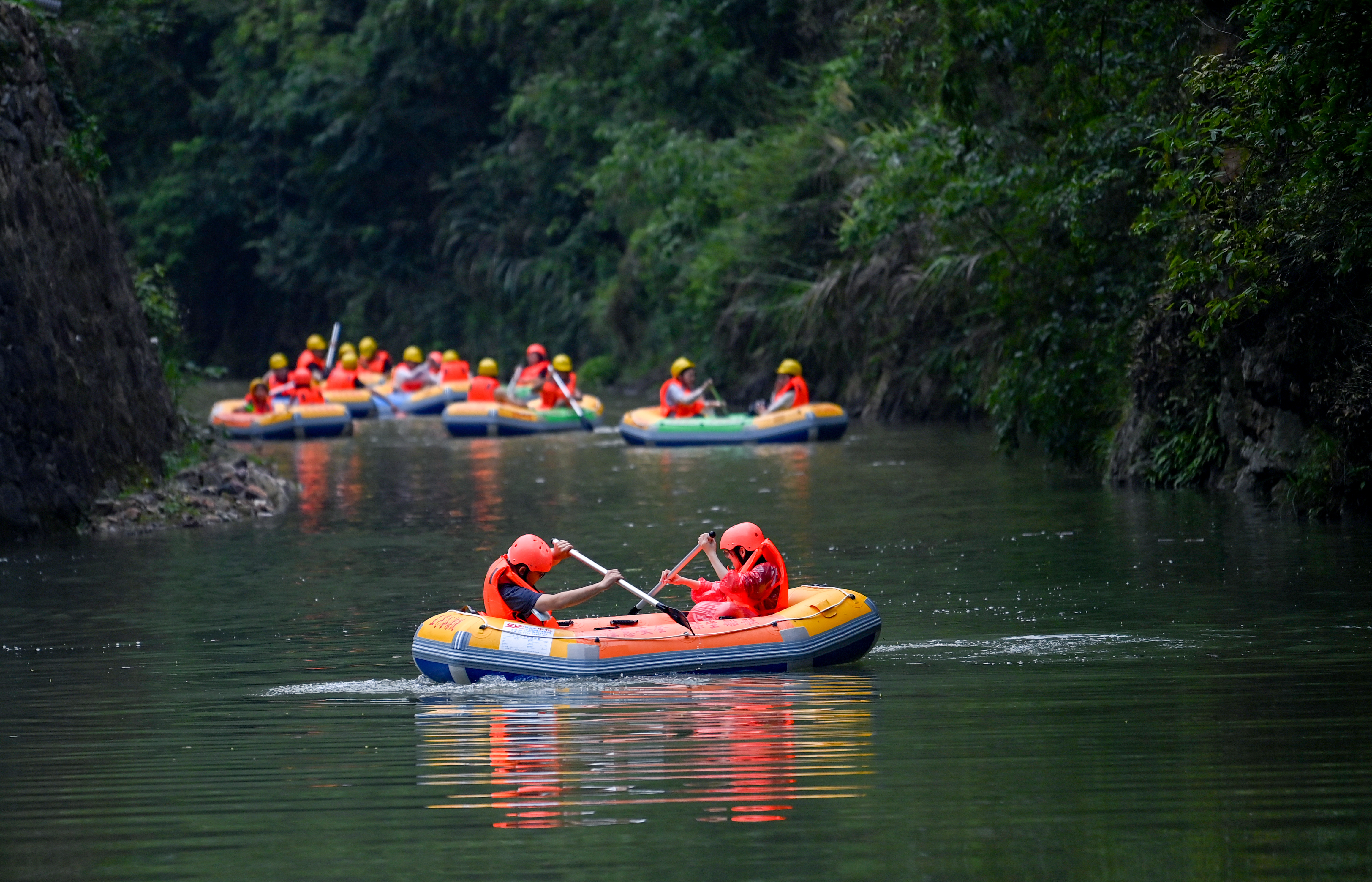 Tourists enjoy river drifting fun in Chun'an County, Zhejiang Province on June 3, 2023. /CNSPHOTO