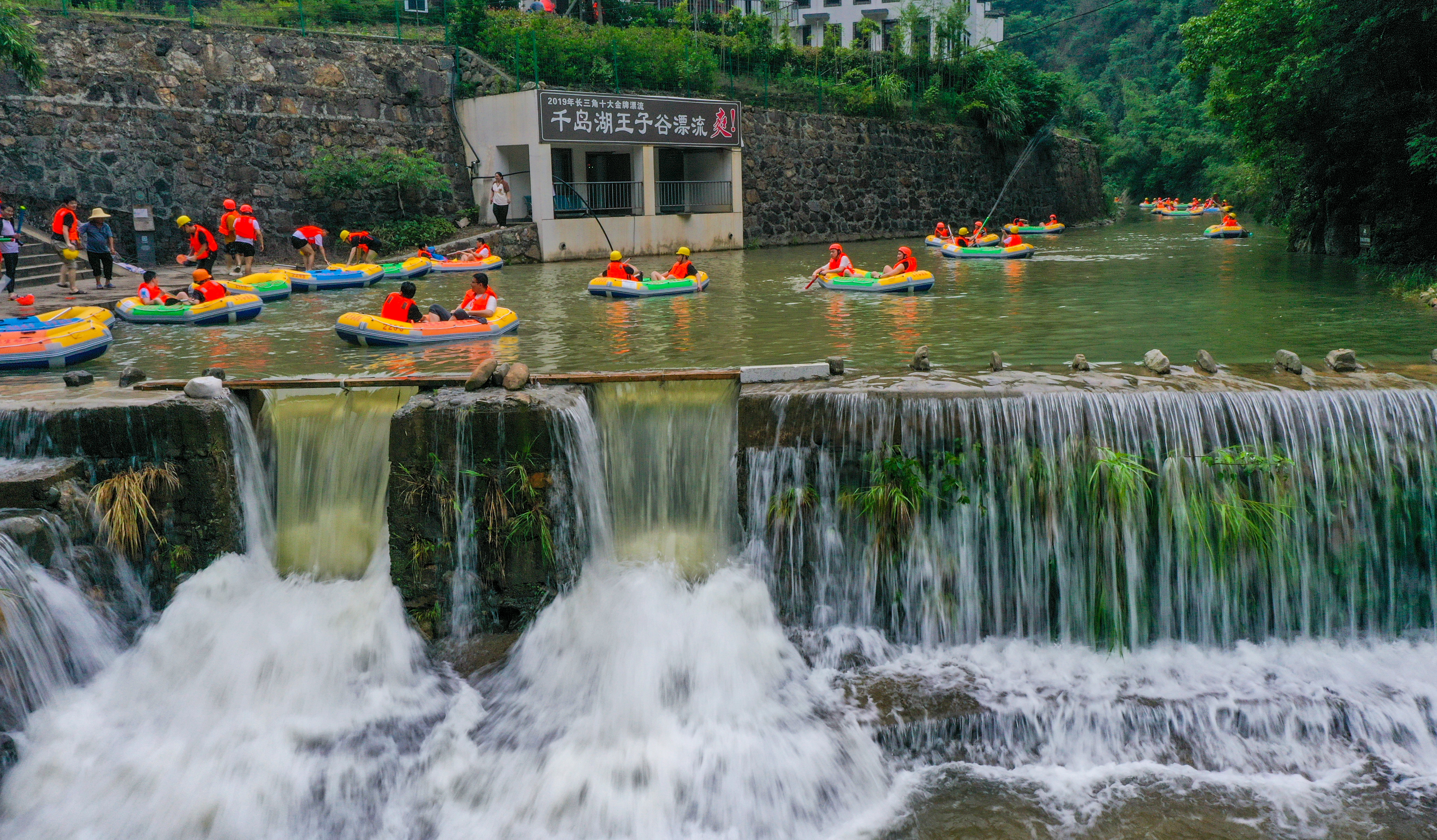 Tourists enjoy river drifting fun in Chun'an County, Zhejiang Province on June 3, 2023. /CNSPHOTO