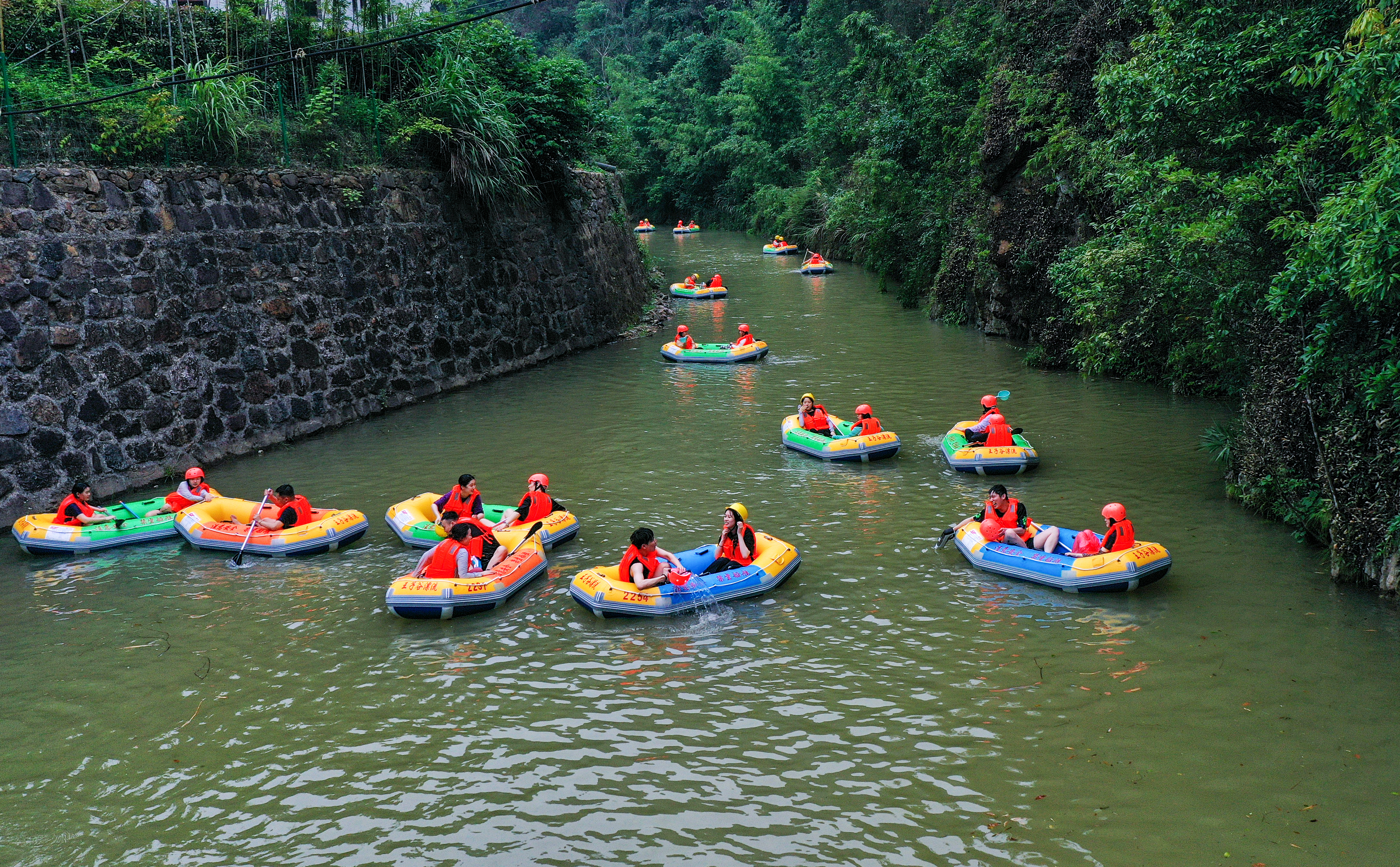 Tourists enjoy river drifting fun in Chun'an County, Zhejiang Province on June 3, 2023. /CNSPHOTO