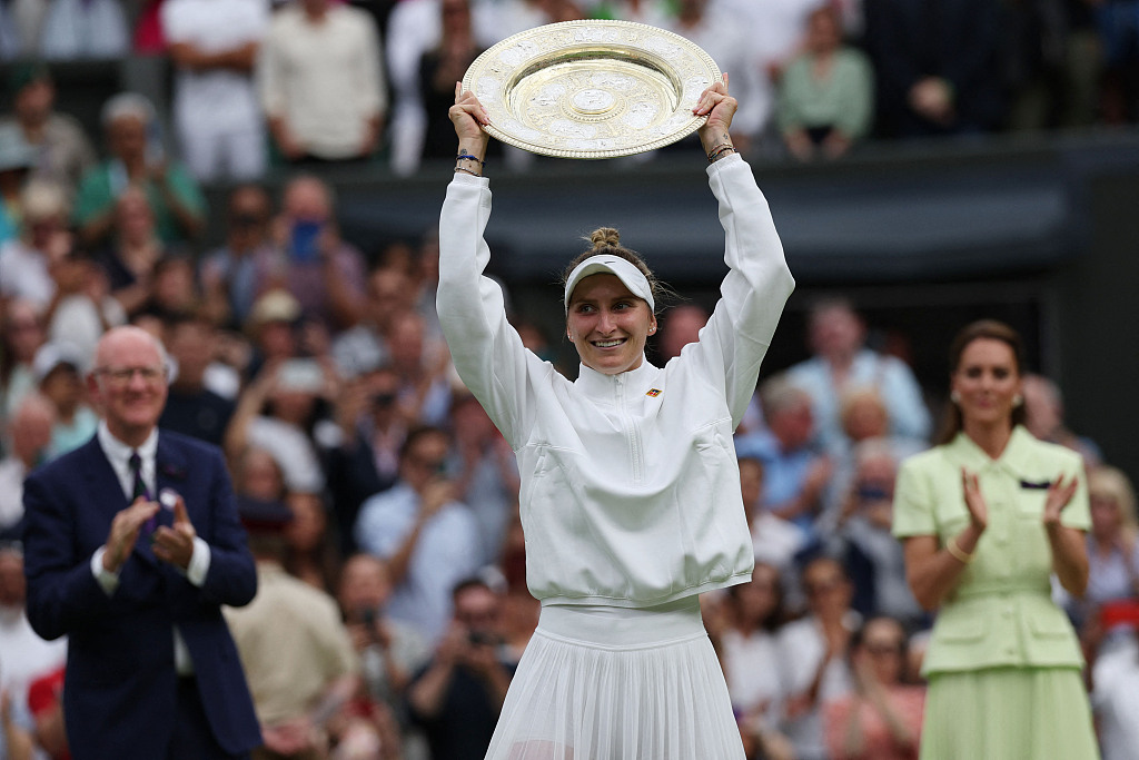 Marketa Vondrousova of the Czech Republic lifts the Wimbledon ladies' singles trophy after defeating Ons Jabeur of Tunisia 6-4, 6-4 in the event's final at The All England Lawn Tennis Club in Wimbledon, England, July 15, 2023. /CFP