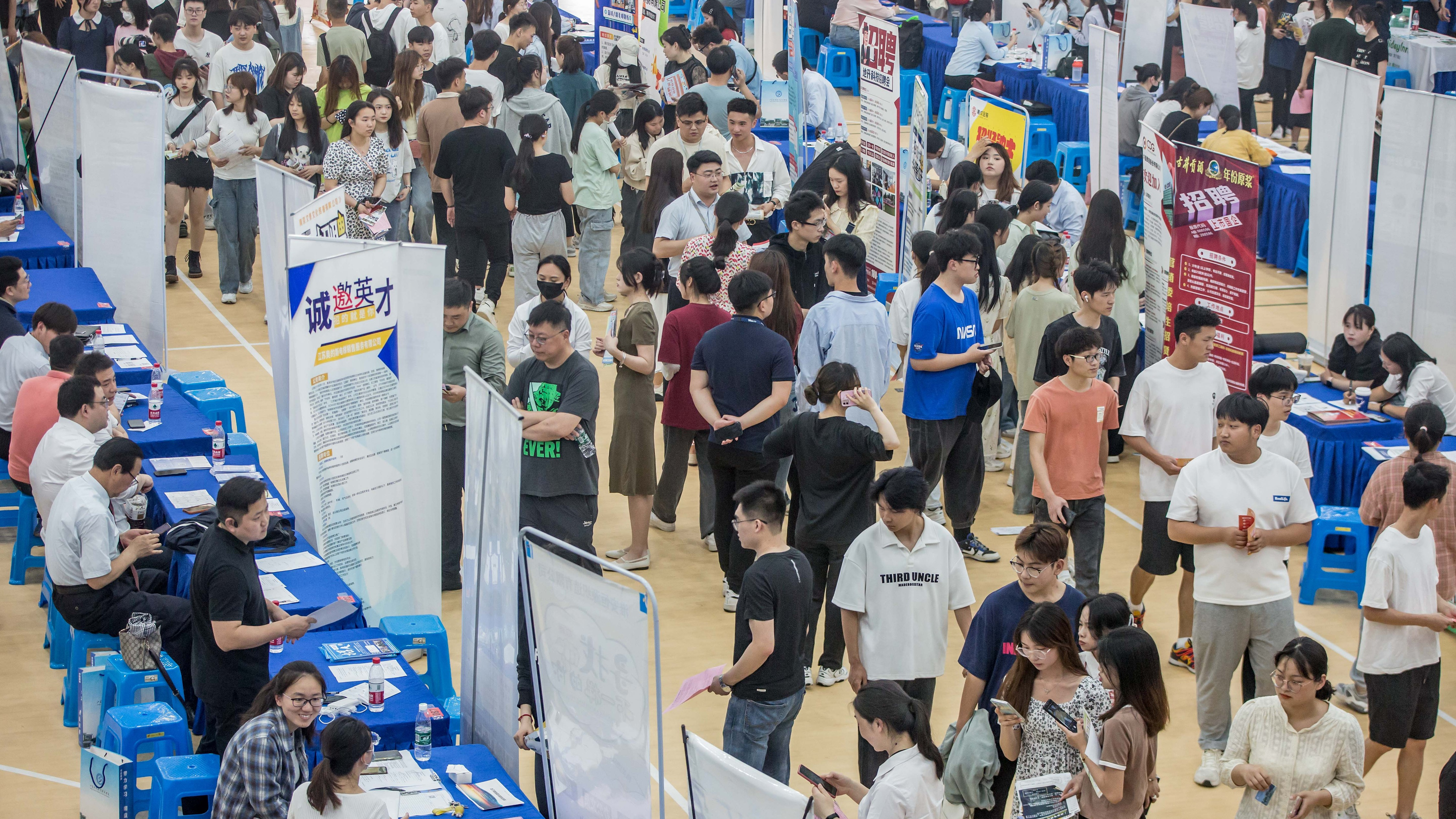 A job fair for college graduates at Jiangsu Vocational College of Finance & Economics in the city of Huai'an, east China's Jiangsu Province, May 31, 2023. /CFP