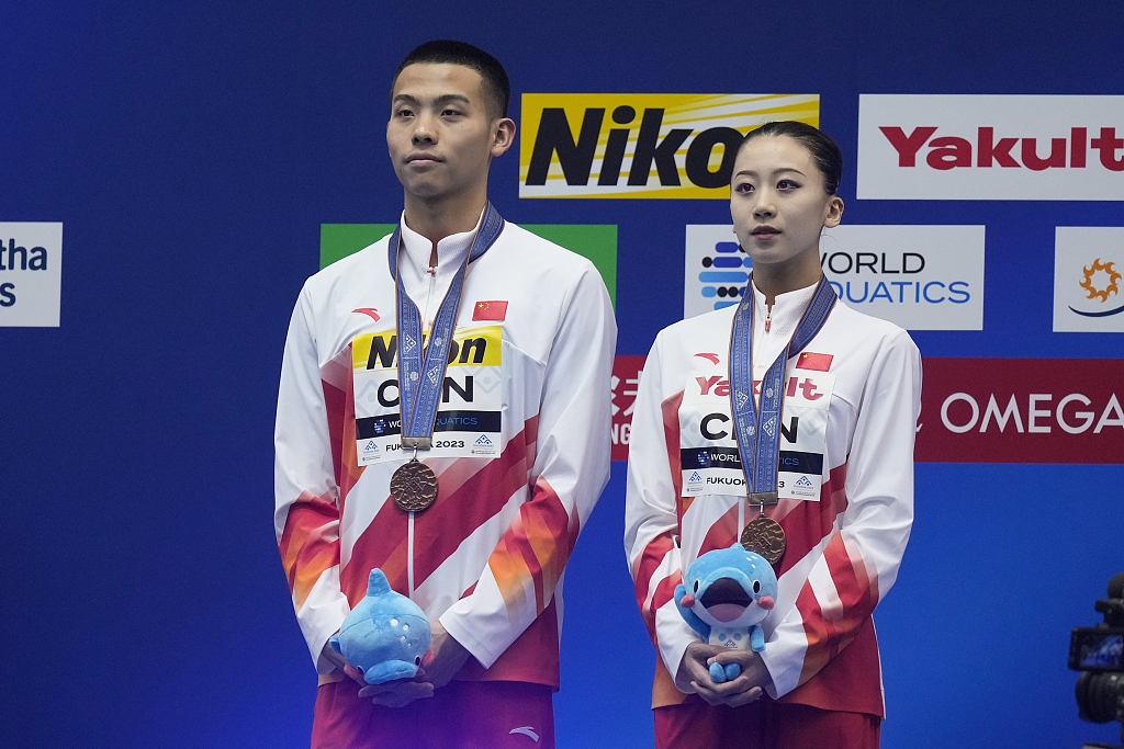 Shi Haoyu (L) and Cheng Wentao at the award ceremony of the artistic swimming mixed duet technical at World Aquatics Championships in Fukuoka, Japan, July 16, 2023. /CFP