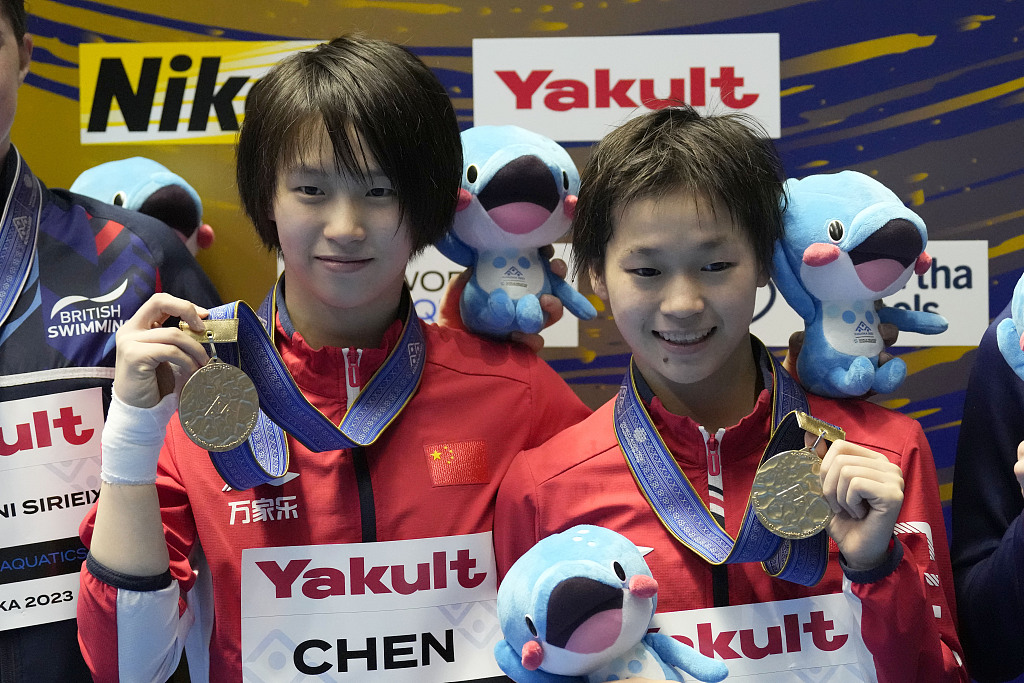 Chen Yuxi (L) and Quan Hongchan celebrate after winning the women's 10m synchronized platform final at World Aquatics Championships in Fukuoka, Japan, July 16, 2023. /CFP