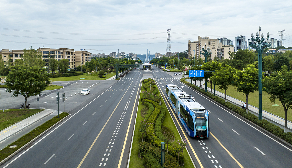 中国西南部四川省宜宾市，一辆使用自动轨道交通系统的车辆的景象。  /CFP