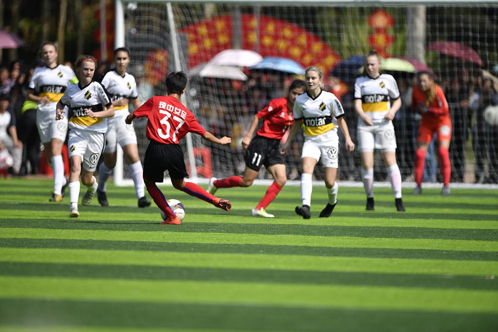 2019年1月24日，在中国琼中举行的海南琼中国际杯比赛中，琼中U12女足对阵瑞典AIK女足。/CFP 