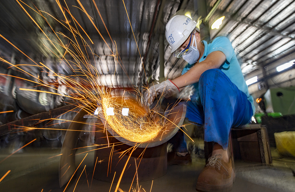 A pipe equipment worker completing orders, Xinyu City, Jiangxi Province, July 6, 2023./ CFP