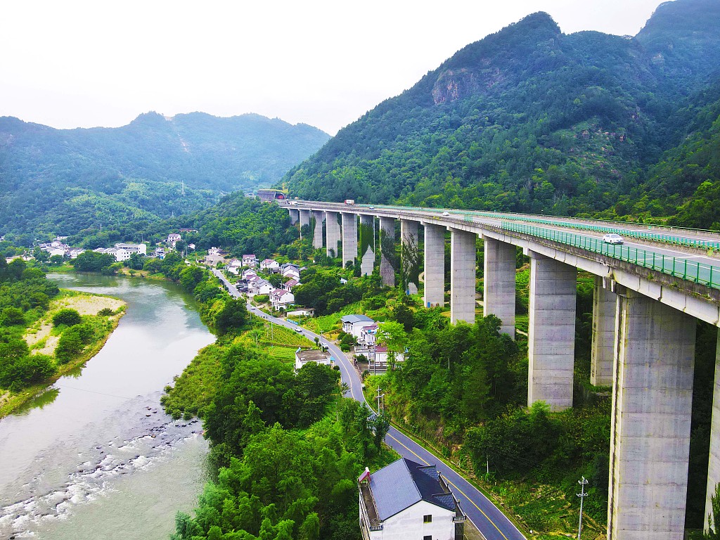 A highway surrounded by waters and mountains, Anqing City, Anhui Province, July 16, 2023./ CFP