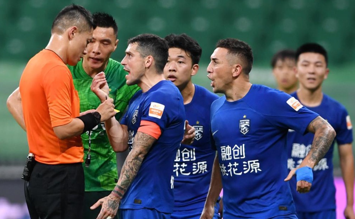 Referee Shen Yinhao (L) during the Chinese Super League clash between Beijing Guoan and Wuhan Three Towns at the new Workers' Stadium in Beijing, China, July 16, 2023. /Beijing Guoan