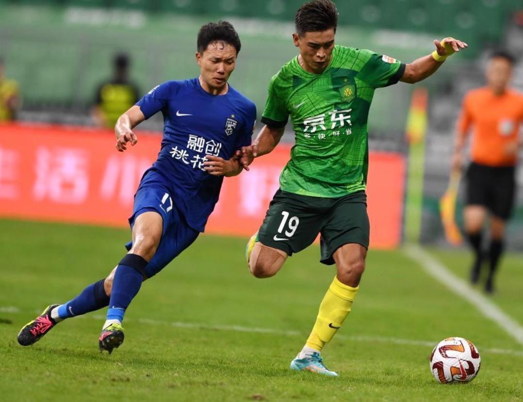 Beijing Guoan's Nebijan Muhmet (R) during their Chinese Super League clash with Wuhan Three Towns at the new Workers' Stadium in Beijing, China, July 16, 2023. /Beijing Guoan