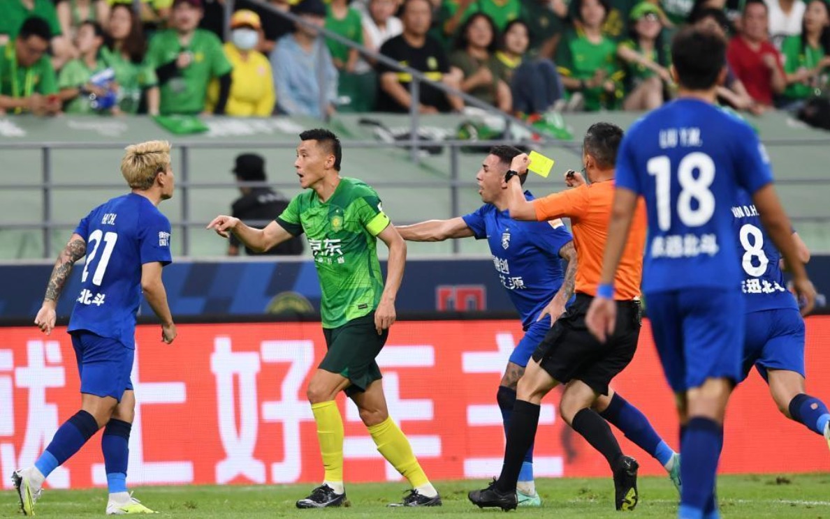 Beijing Guoan captain Yu Dabao (L2) is shown a yellow card during their Chinese Super League clash with Wuhan Three Towns at the new Workers' Stadium in Beijing, China, July 16, 2023. /Beijing Guoan