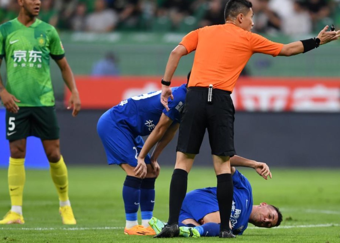 Wuhan Three Towns's Davidson lies on the ground after being fouled  during the Chinese Super League clash with Beijing Guoan at the new Workers' Stadium in Beijing, China, July 16, 2023. /Beijing Guoan