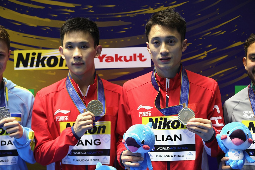 Yang Hao (L) and Lian Junjie of China win the men's 10-meter synchronized diving gold medals in the World Aquatics Championships in Fukuoka, Japan, July 17, 2023. /CFP