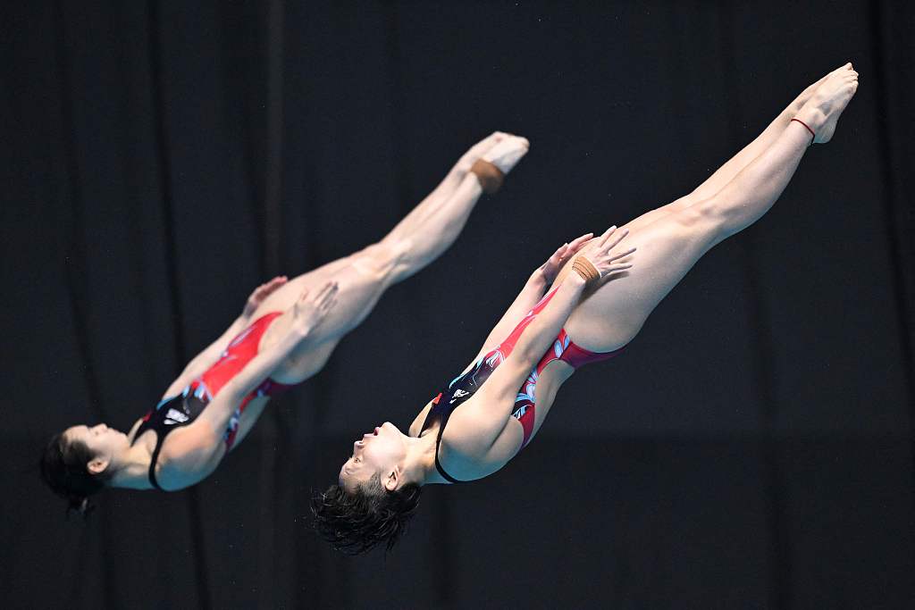 2023年7月17日，在日本福冈举行的世界游泳锦标赛上，中国选手张雅妮（左）和陈艺文在女子3米板花样跳水决赛中展开角逐。/CFP