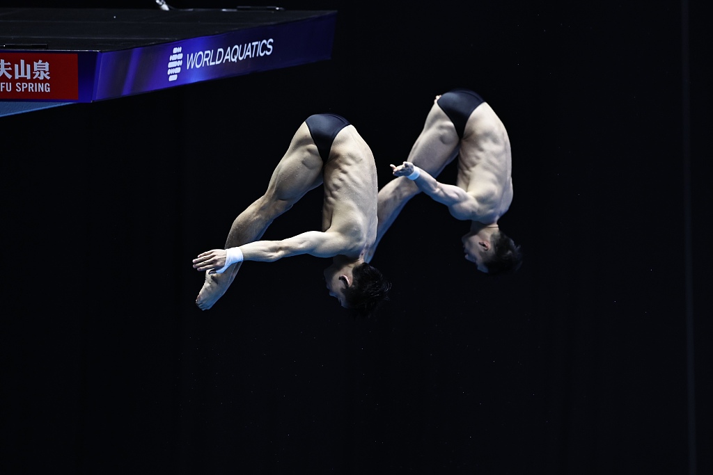 Yang Hao and Lian Junjie of China compete in the men's 10-meter synchronized diving final in the World Aquatics Championships in Fukuoka, Japan, July 17, 2023. /CFP