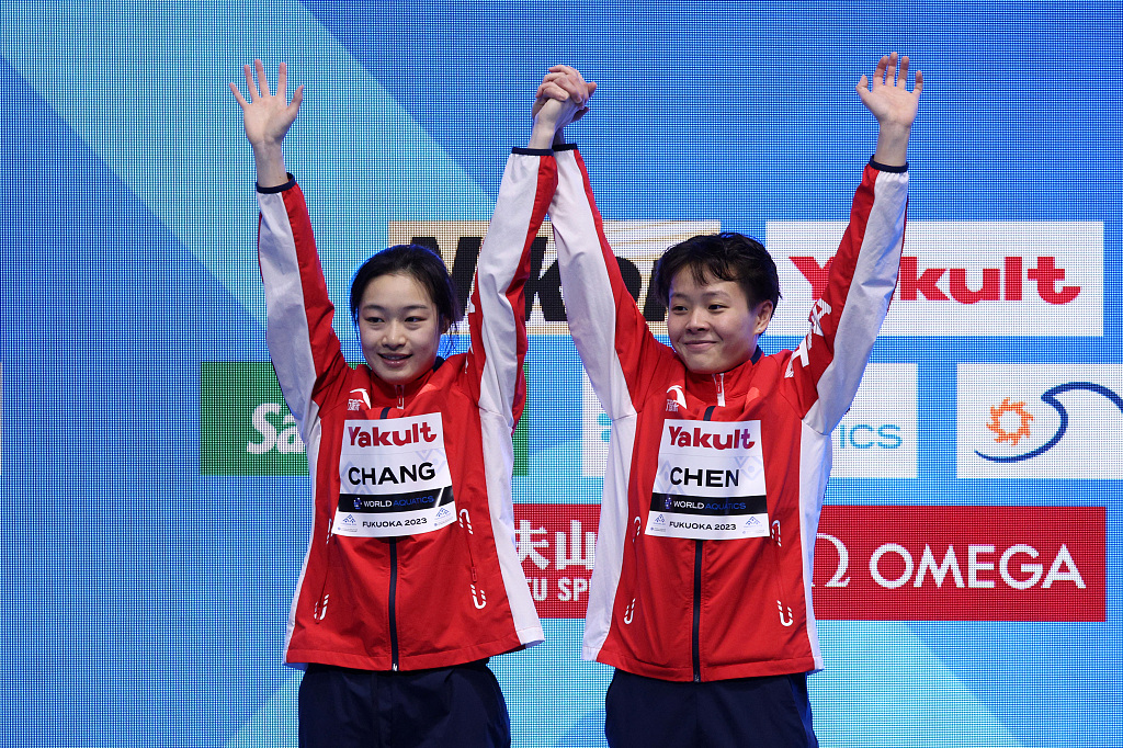 Chang Yani (L) and Chen Yiwen of China win the women's 3-meter synchronized diving gold medal in the World Aquatics Championships in Fukuoka, Japan, July 17, 2023. /CFP