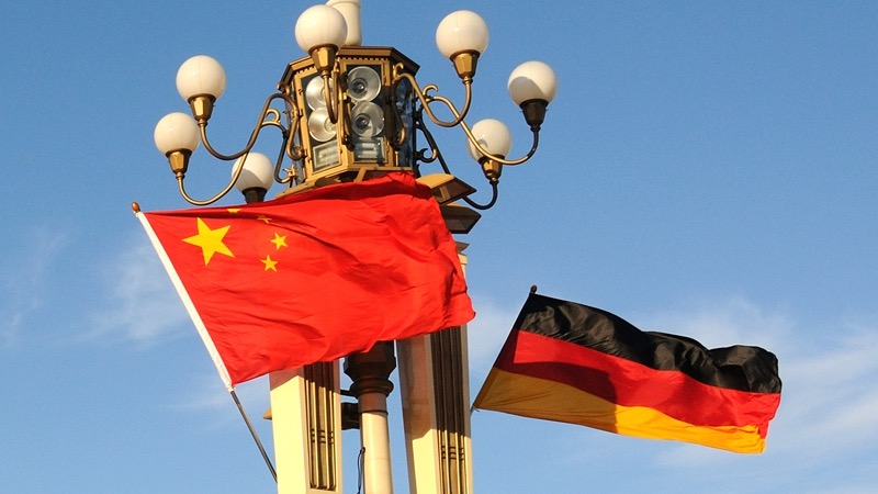The national flags of China and Germany. /Xinhua