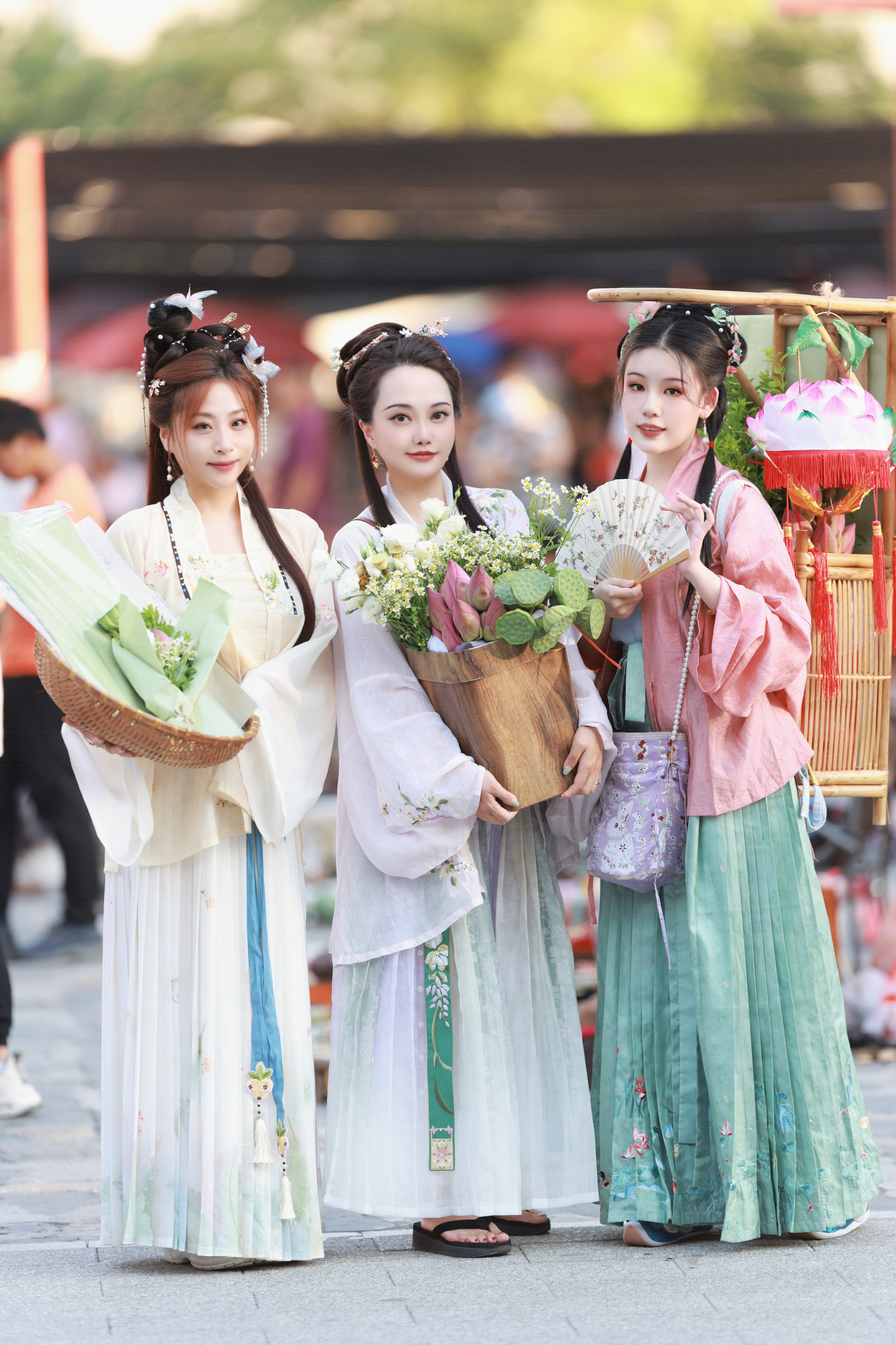 身着汉服的女孩在北京的一个市场上摆姿势拍照。  /中国环球电视网