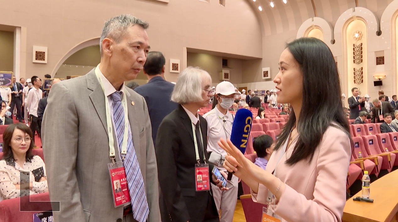 Xi Nanhua (left), academician of Chinese Academy of Sciences, speaks with CGTN on international cooperation and science education at the Great Hall of the People in Beijing, July 16, 2023. /CGTN