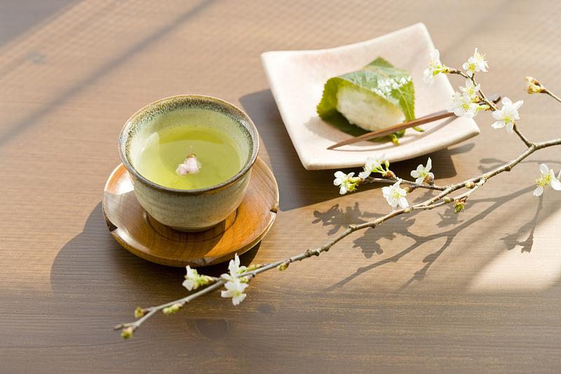 A cup of green tea is served with dessert. /CFP 