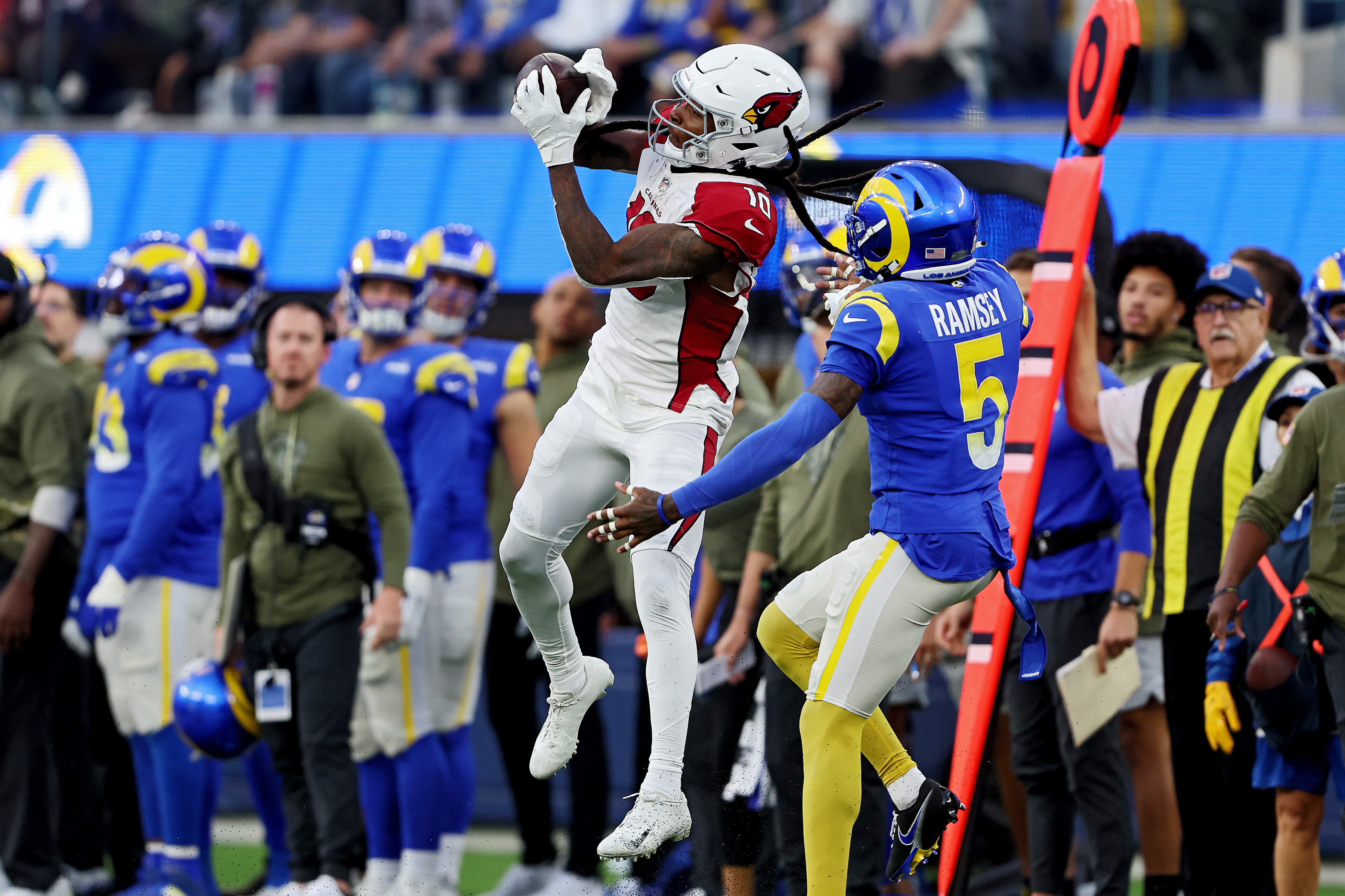 Wide receiver DeAndre Hopkins (L) of the Arizona Cardinals catches the ball in the game against the Los Angeles Rams at SoFi Stadium in Inglewood, California, November 13, 2022. /CFP 