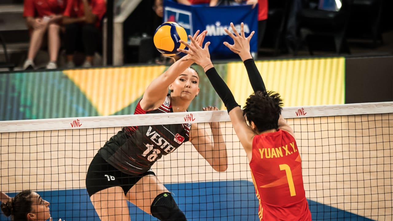 China captain Yuan Xinyue blocks Türkiye's Zehra Gunes at the net during the Volleyball Nations League at the College Park Center in Arlington, the United States, July 16, 2023. /CFP