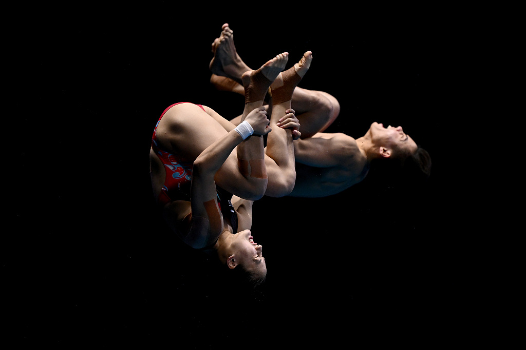 白玉明（右）和中国选手白玉明在2023年7月18日于日本福冈举行的世界游泳锦标赛混合团体跳水比赛中比赛。/CFP