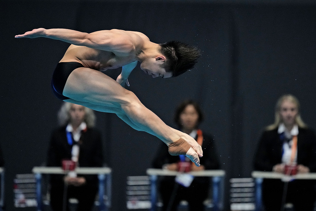 2023年7月18日，在日本福冈举行的世界游泳锦标赛上，中国选手郑九源参加混合团体跳水比赛。/CFP