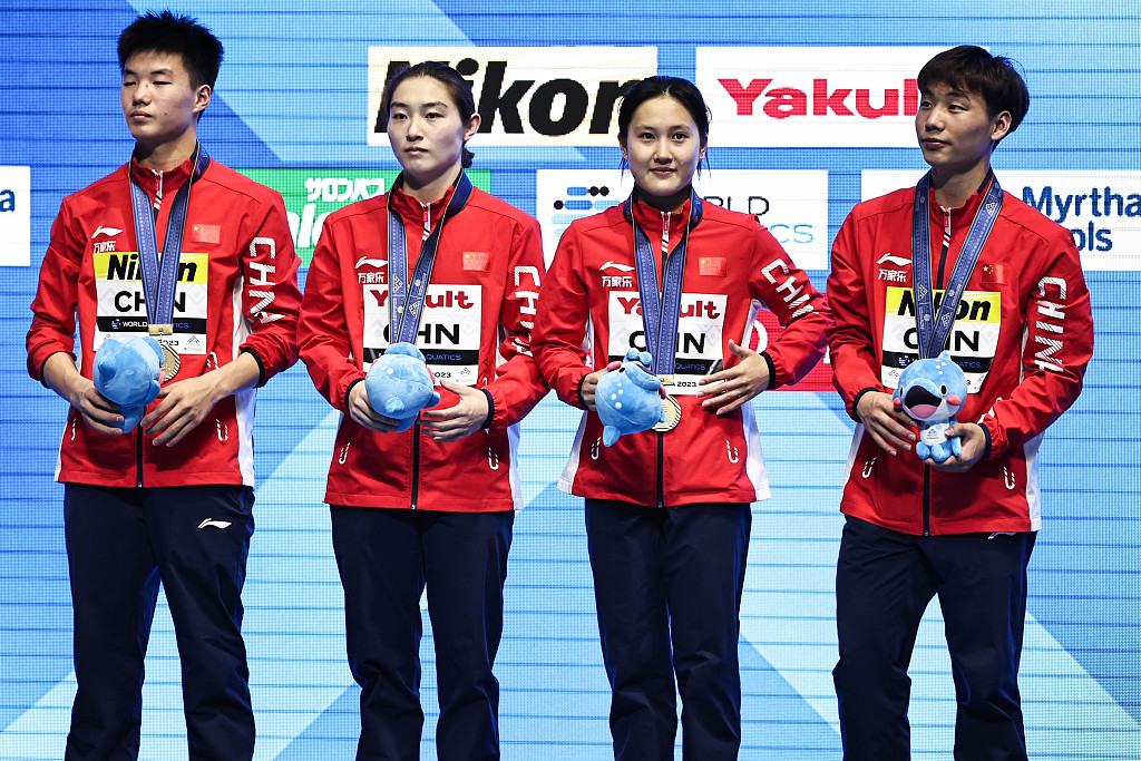 (L-R) Bai Yuming, Si Yajie, Zhang Minjie and Zheng Jiuyuan of China win the mixed team diving gold medal in the World Aquatics Championships in Fukuoka, Japan, July 18, 2023. /CFP