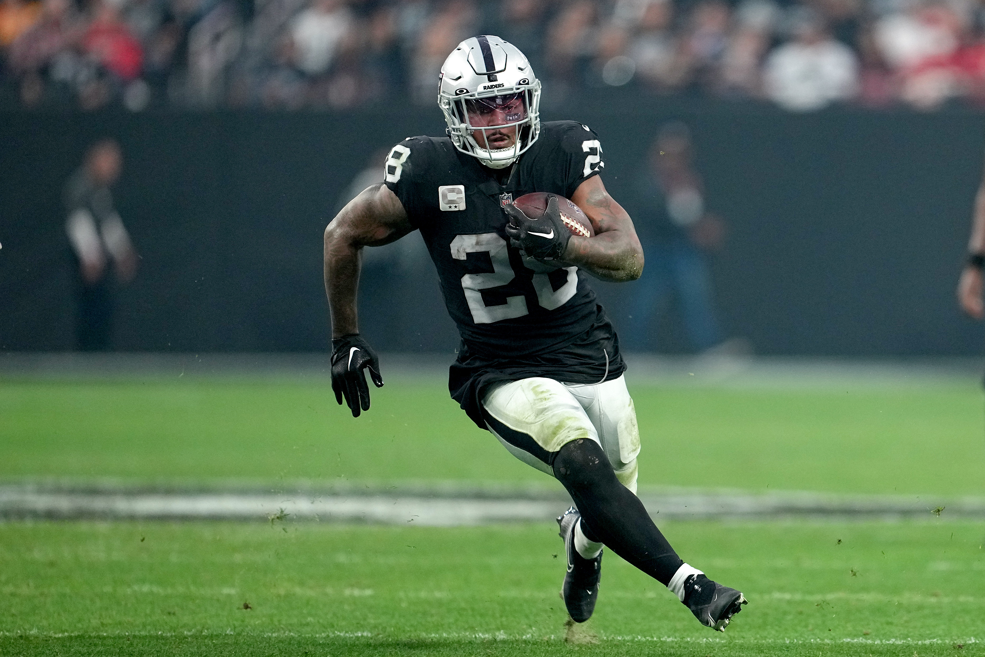 Running back Josh Jacbos of the Las Vegas Raiders carries the ball in the game against the Kansas City Chiefs at Allegiant Stadium in Las Vegas, Nevada, January 7, 2023. /CFP 