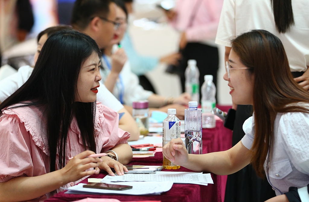 Students at the 2023 Summer Career Fair in Tengzhou City, Shandong Province, July 15, 2023. / CFP