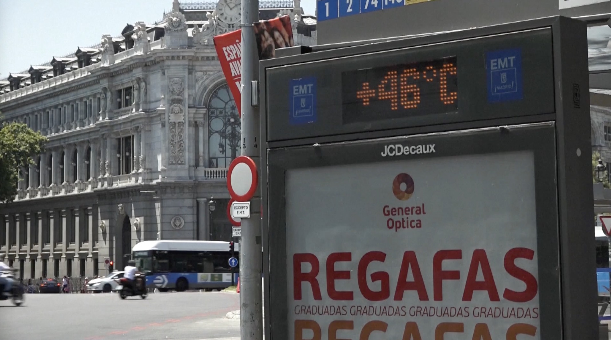 Bus stop screen showing temperature of 46 degrees Celsius, Madrid, Spain. /CGTN