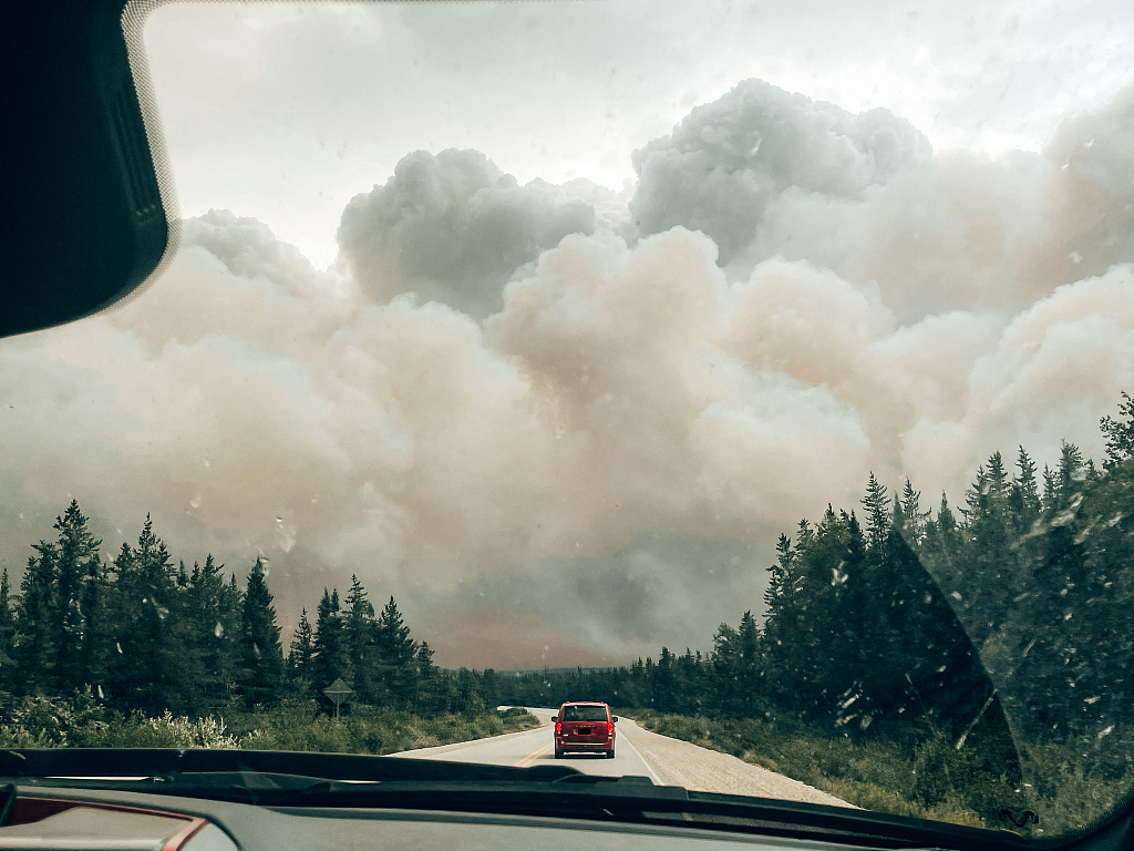 Wildfire smoke engulfs a forest in the northern zone of Canada's Quebec Province. /AFP