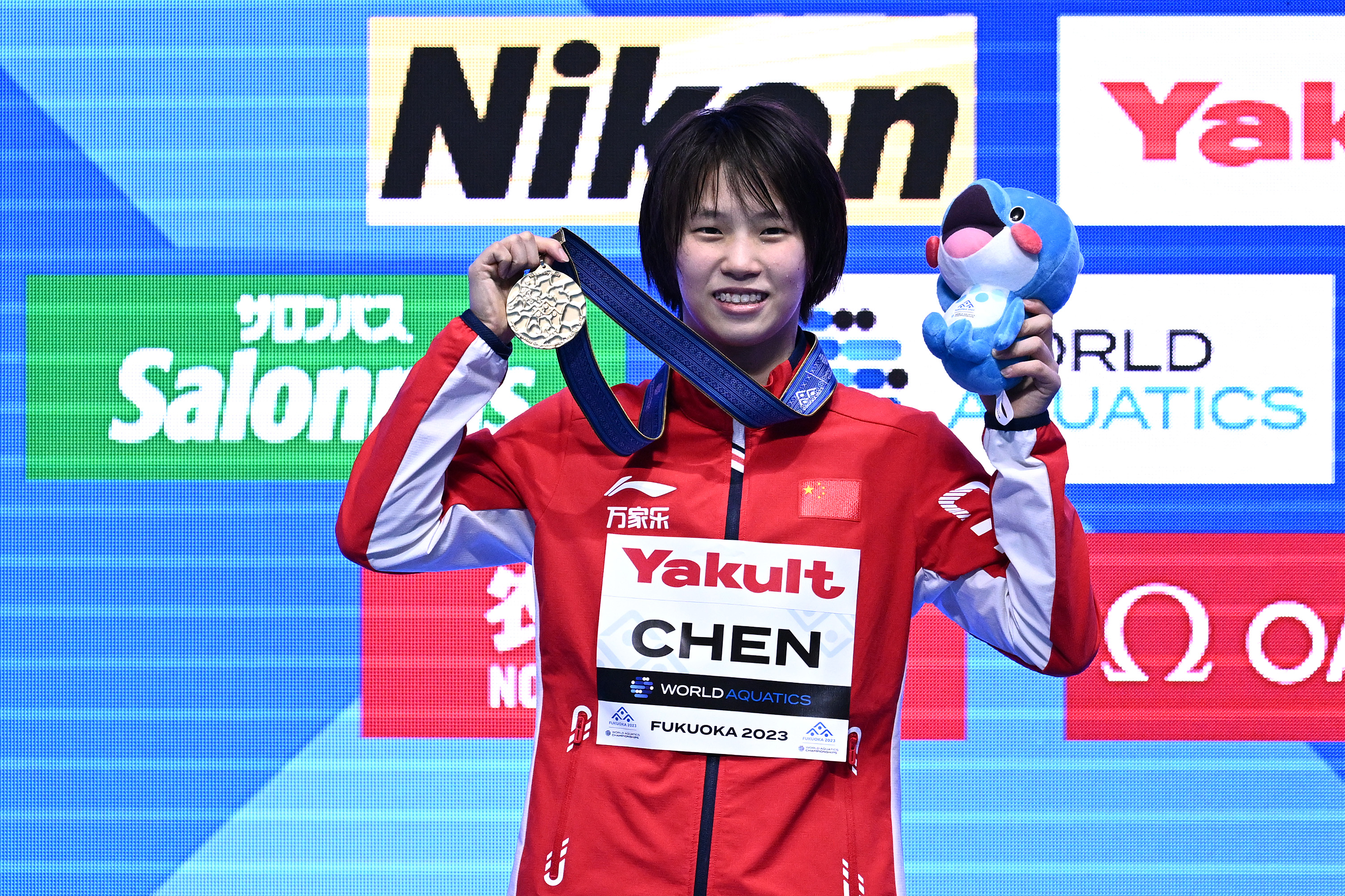 Chen Yuxi of China poses with the gold medal after winning the women's 10-meter platform diving final at the World Aquatics Championships in Fukuoka, Japan, July 19, 2023. /CFP