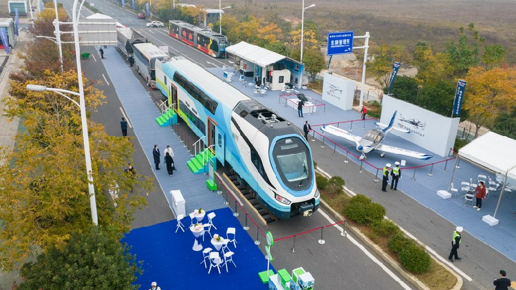 中国向马来西亚出口全球首辆氢动力智能有轨电车
