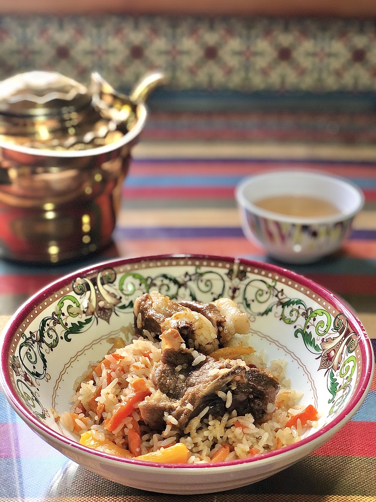 照片中是一碗新疆羊肉饭。  /CFP