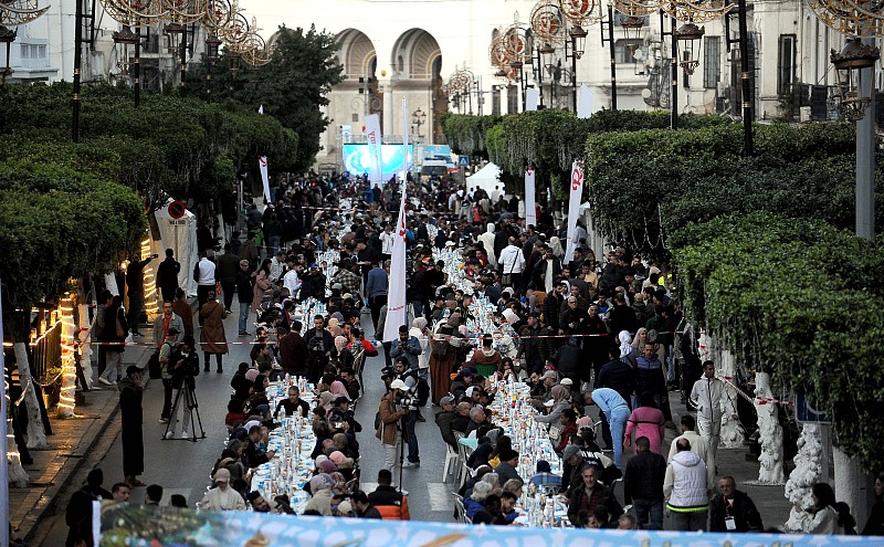 2023年4月7日，阿尔及利亚人民聚集在一起庆祝阿尔及利亚开斋节。/CFP