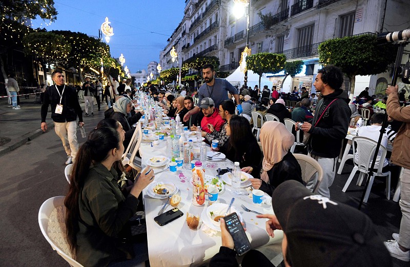 Algerian people sit down for a feast to celebrate the Holiday of Breaking the Fast in Algeria, April 7, 2023. /CFP