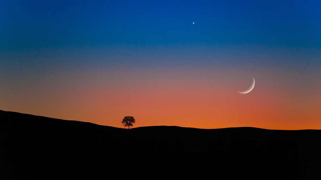 Live: A spectacular sight of the Moon and Venus together in NW China's Ningxia