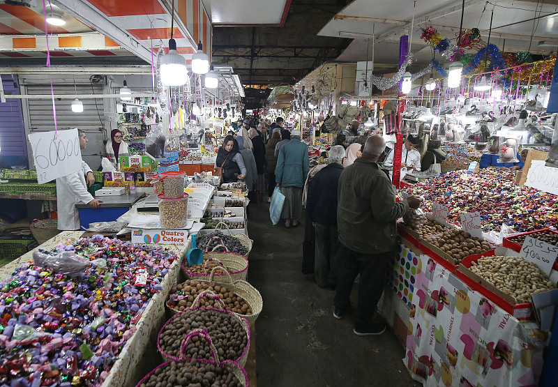 2023年1月9日，阿尔及利亚居民在当地市场购买商品。/CFP