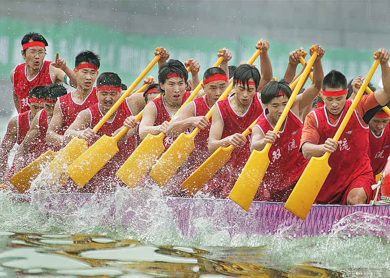 A paddling competition is held on the Jinjiang River, Chengdu City, Sichuan Province. /CFP