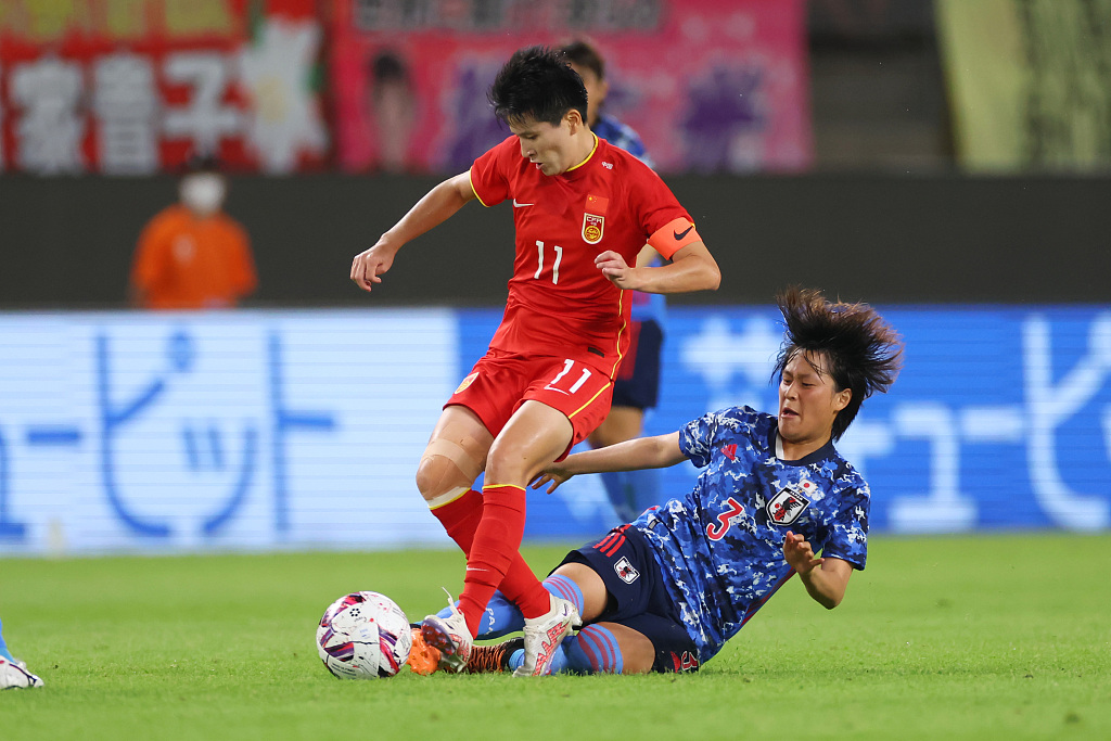 2022年7月26日，日本茨城县鹿岛足球场，中国队队长王珊珊在一场比赛中被日本队的宝田纱织从背后铲倒。/CFP