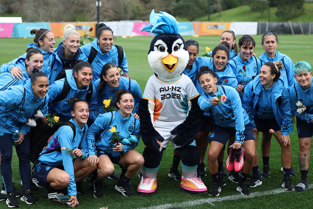 2023 年 7 月 19 日，2023 年国际足联女足世界杯吉祥物塔祖尼在新西兰奥克兰训练结束后与阿根廷球员合影。/CFP