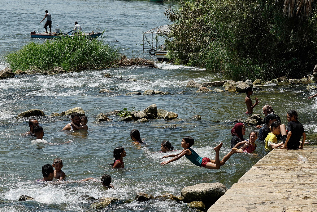 People cool off in the Nile during a heat wave on the outskirts of Cairo, July 19, 2023. /CFP