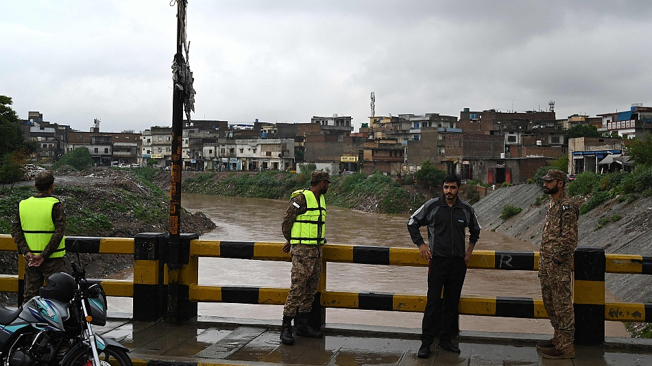 Troops arrive to monitor the flood situation from a bridge built over a stream near a residential area in Rawalpindi, Pakistan, July 19, 2023. /CFP