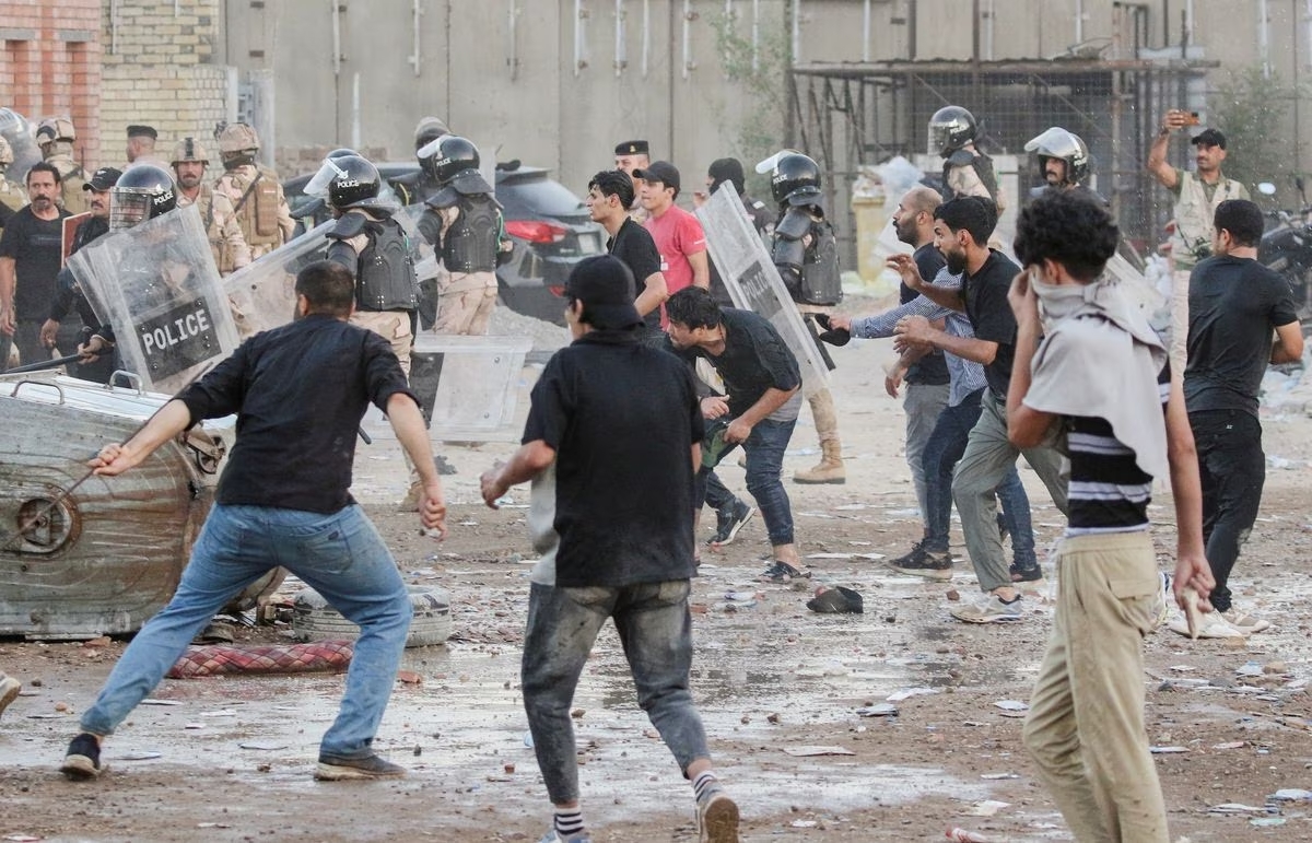 Protesters clash with security forces as they gather near the Swedish embassy in Baghdad hours after the embassy was stormed, Baghdad, Iraq, July 20, 2023. /CFP