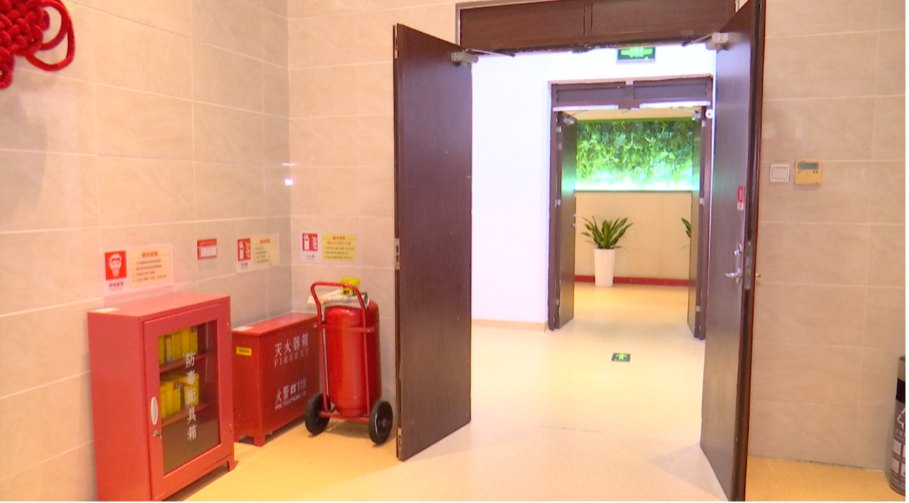 Doors are required to be open at all times. The fire alarm system will shut it when the alarm goes off. /CGTN