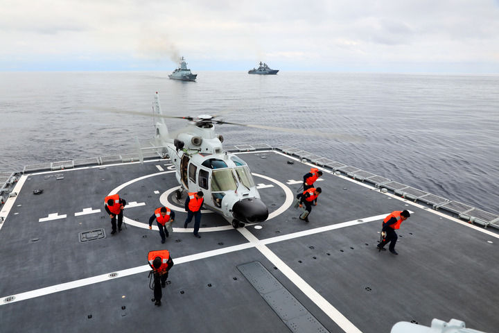 A ship-borne helicopter attached to the navy under the PLA Northern Theater Command prepares to lift off from the flight deck of the guided-missile destroyer Qiqihar, July 20, 2023. /Xinhua