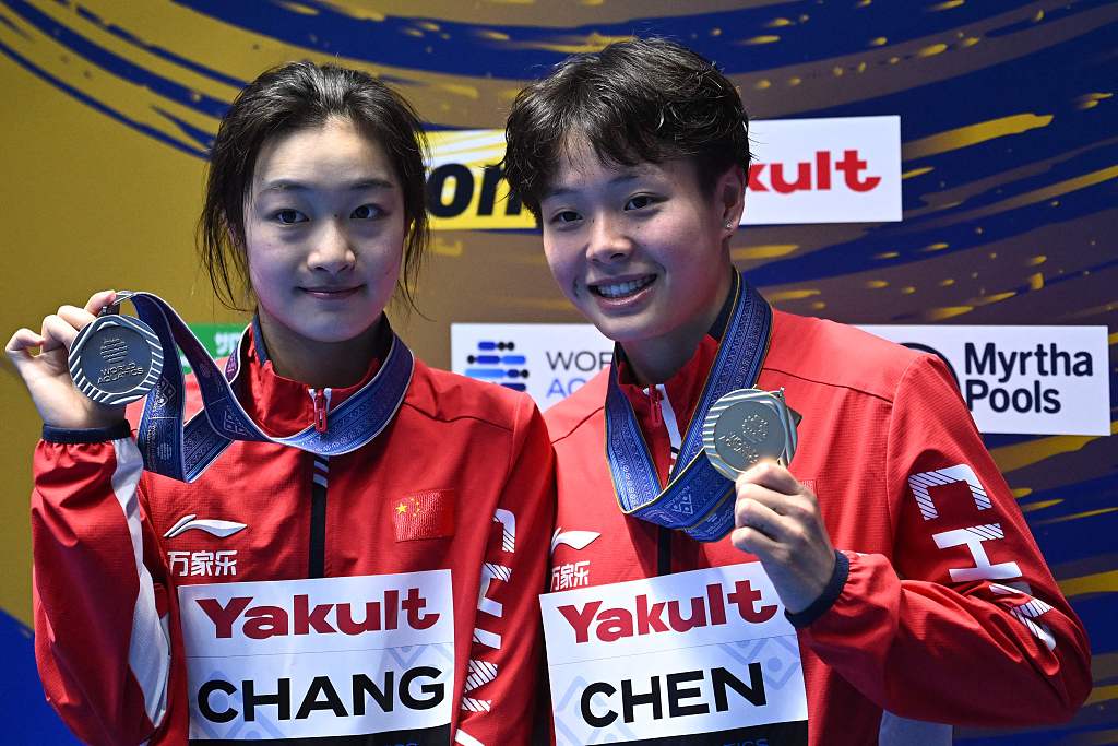 Gold medalist Chen Yiwen (R) and silver medalist Chang Yani of China pose with their medals after the women's 3-meter springboard diving final at the World Aquatics Championships in Fukuoka, Japan, July 21, 2023. /CFP