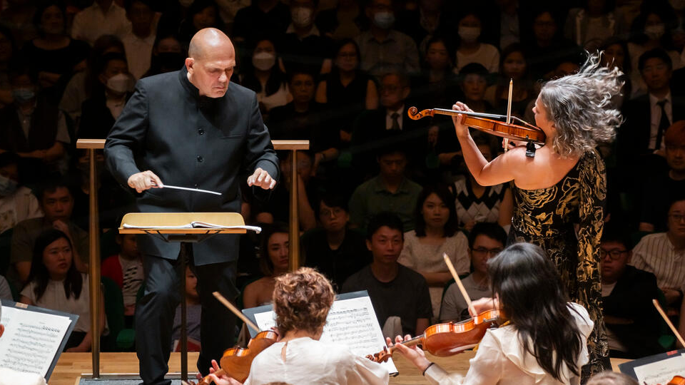 Jaap van Zweden conducts the New York Philharmonic Orchestra and violin soloist Hilary Hahn in Hong Kong on July 4, 2023. /Chris Lee