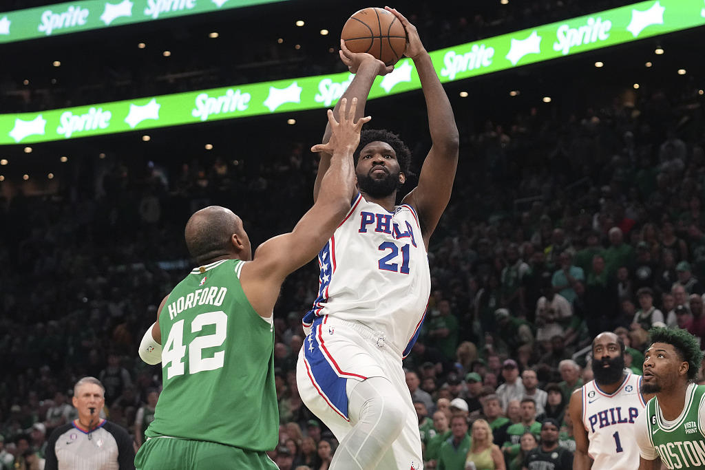 Joel Embiid (#21) of the Philadelphia 76ers shoots in Game 7 of the NBA Eastern Confernence semifinals against the Boston Celtics at TD Garden in Boston, Massachusetts, May 11, 2023. /CFP